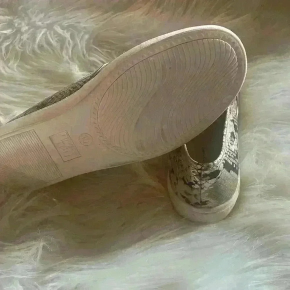 Snake Prink Slip Ons - Picture 5 of 6